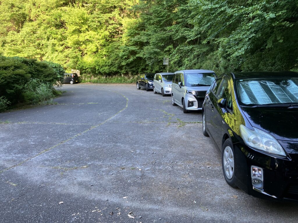 金泉寺登山口の駐車場に停まった数台の車