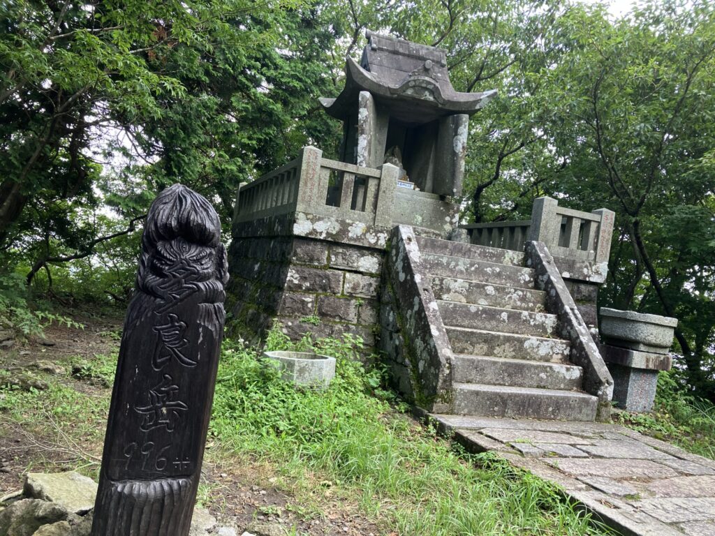 多良岳山頂の石造りの上宮と「多良岳996m」の木製標柱