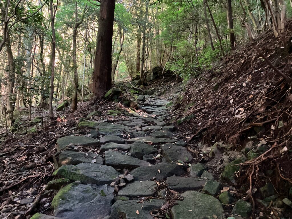 石畳の登山道