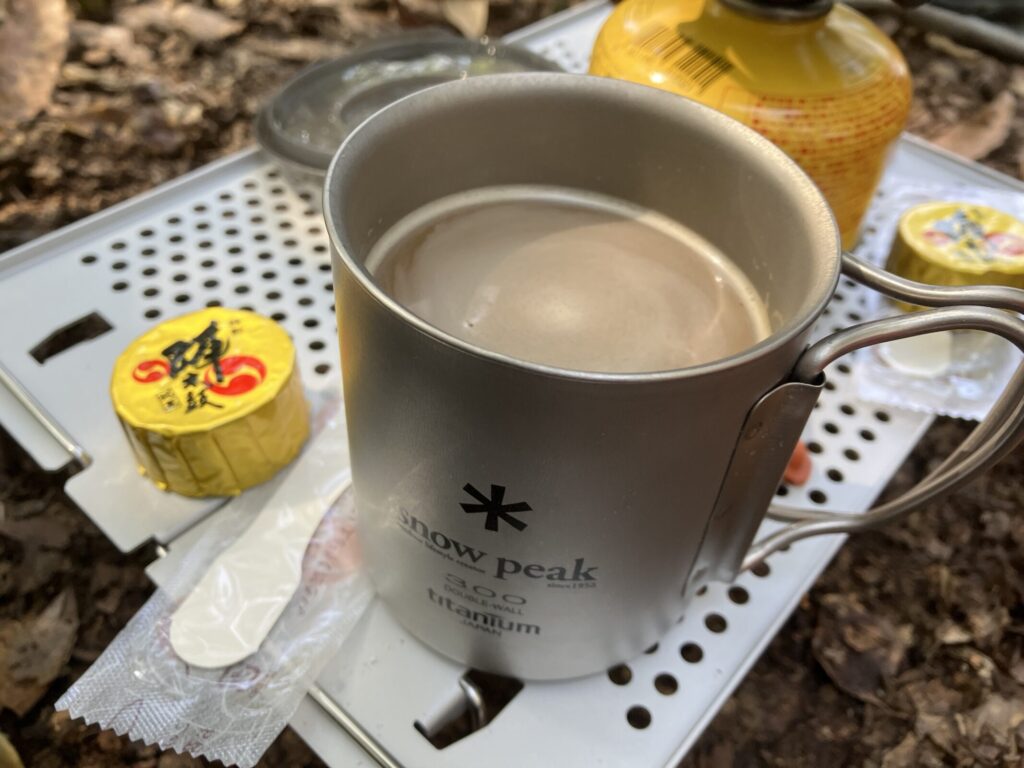 山頂で淹れた温かいコーヒー（スノーピークのチタンマグとオゼンライト）