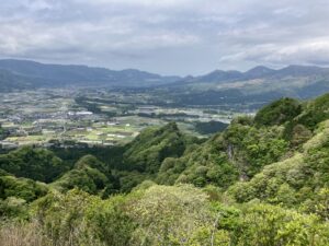 らくだ山(画像中央)　熊本県阿蘇郡高森町