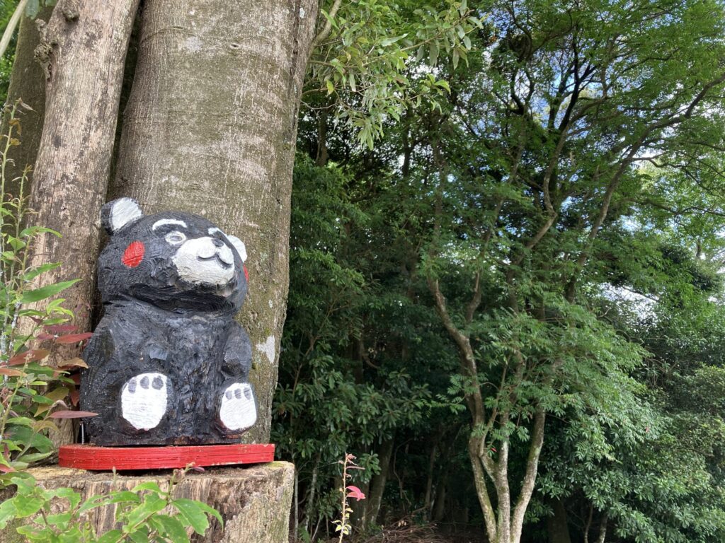 山頂に鎮座する木彫りのくまモン像のアップ