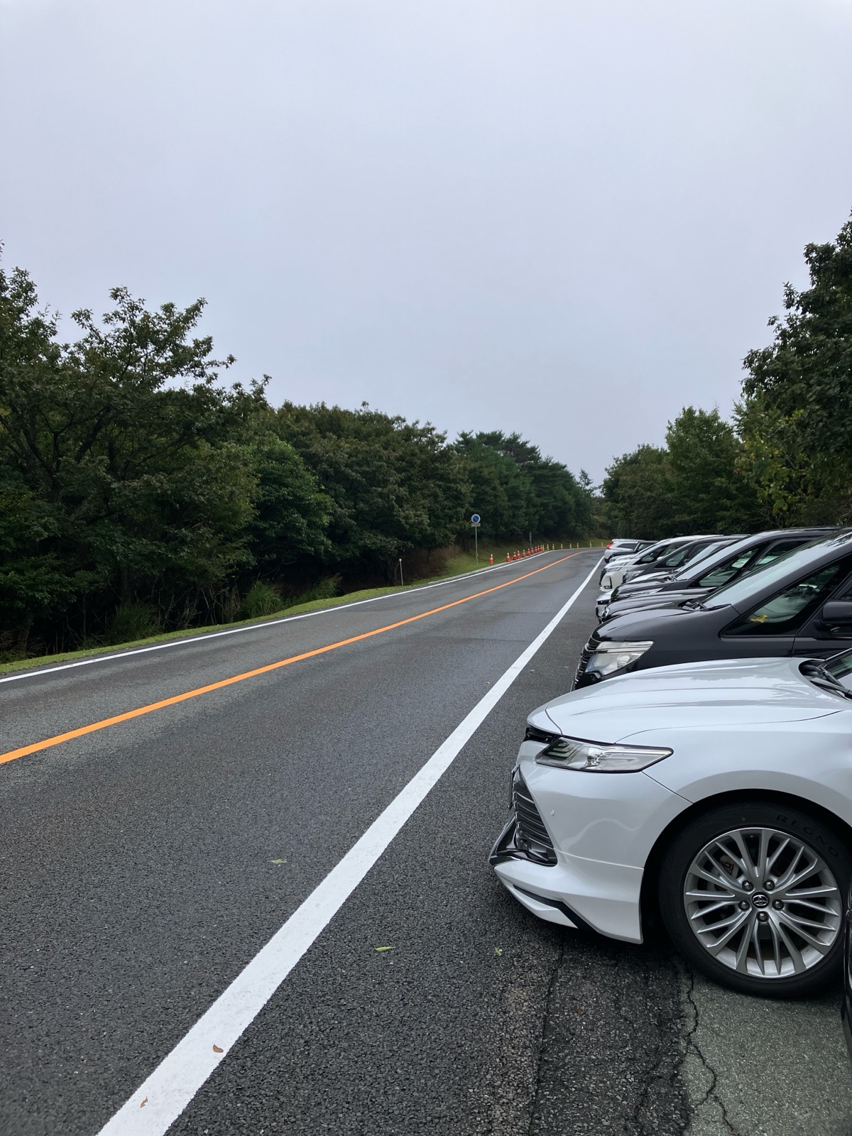 猟師岳・合頭山登山口前の路肩に停められた車列