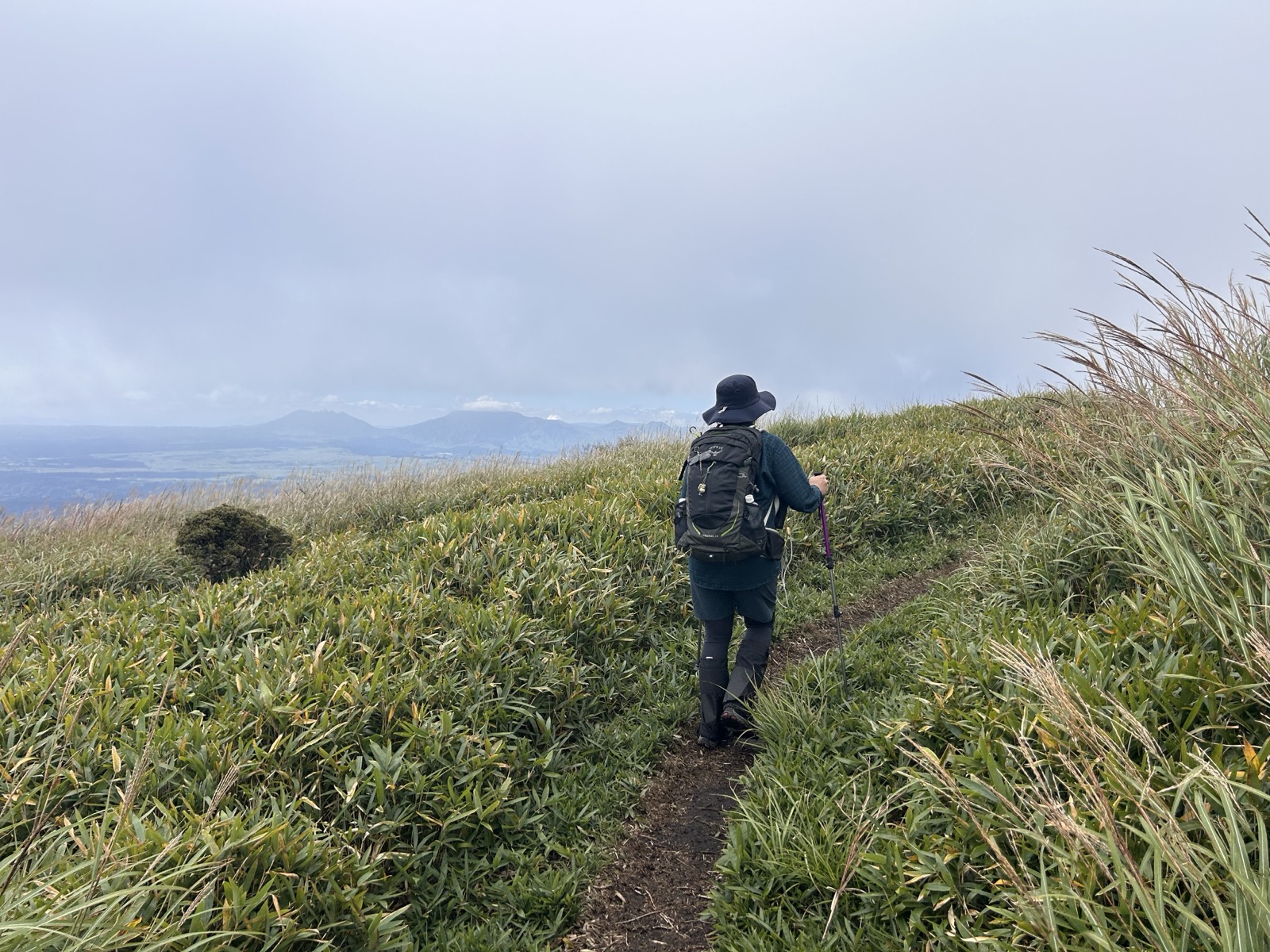 猟師山南峰へ向かう稜線を歩く登山者