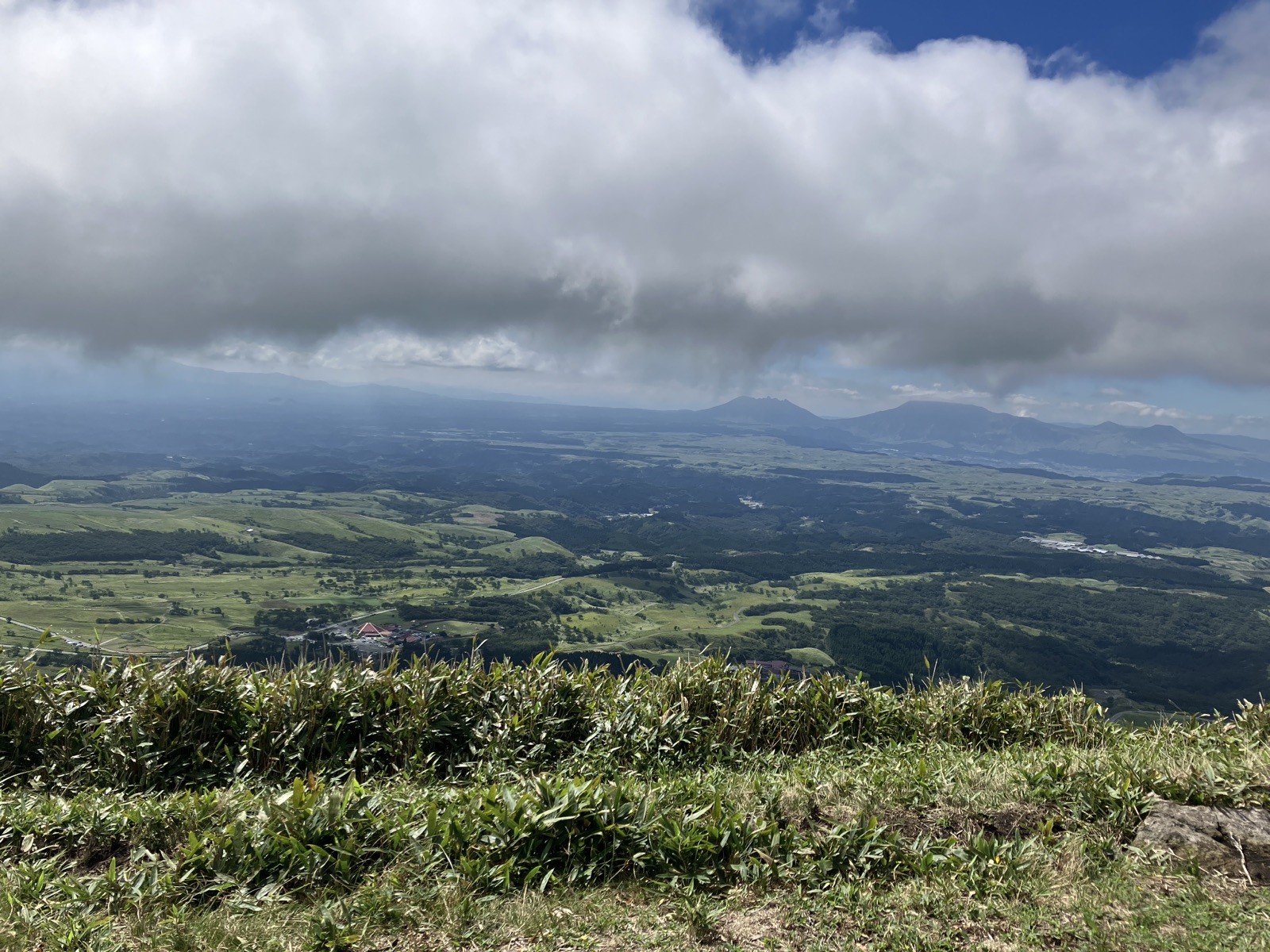 展望所から見渡す九重の山並み