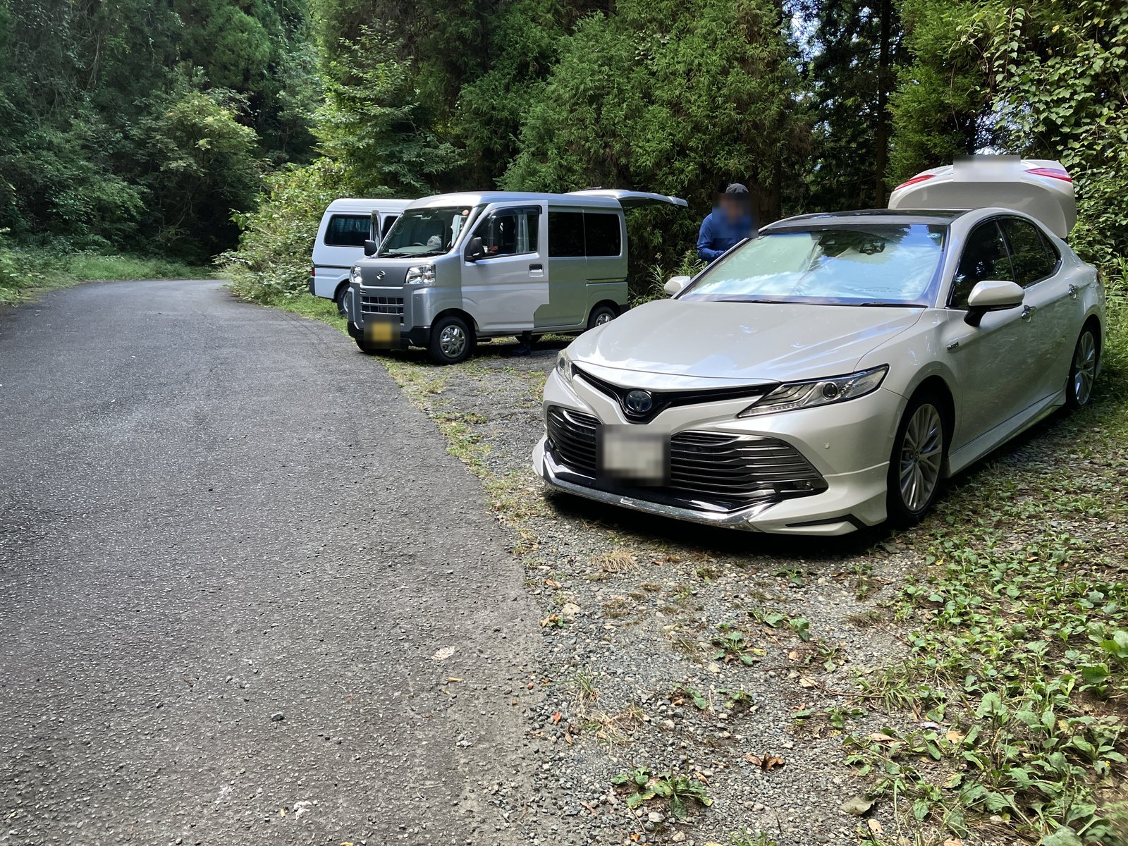 八方ヶ岳登山口手前の空きスペースに停めた車（ナンバーはぼかし済み）