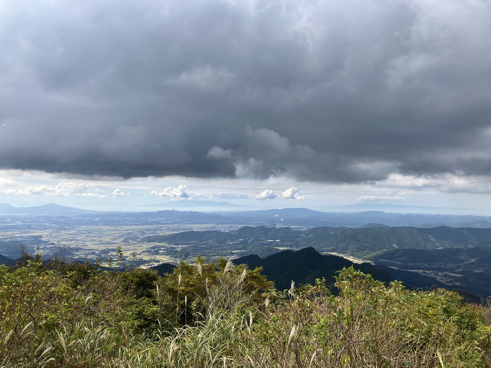 八方ヶ岳山頂から見渡す平野と山並み