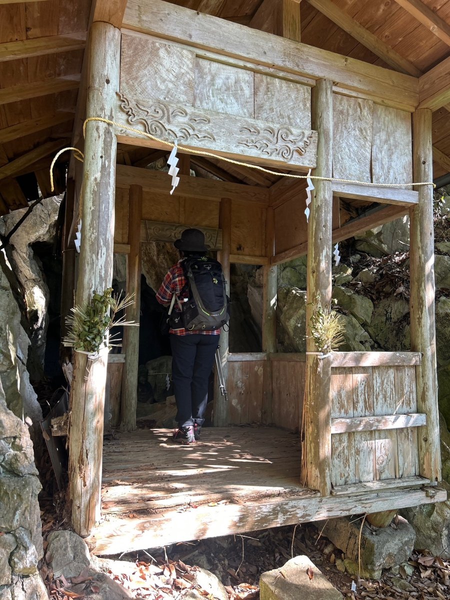 長袖シャツとザックで歩く冬の低山の後ろ姿